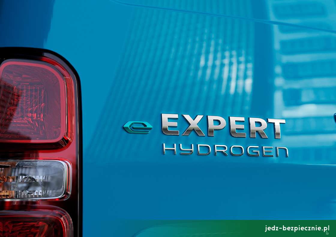 Premiera tygodnia - Peugeot e-Expert Hydrogen - emblemat e-Expert Hydrogen na tylnej klapie